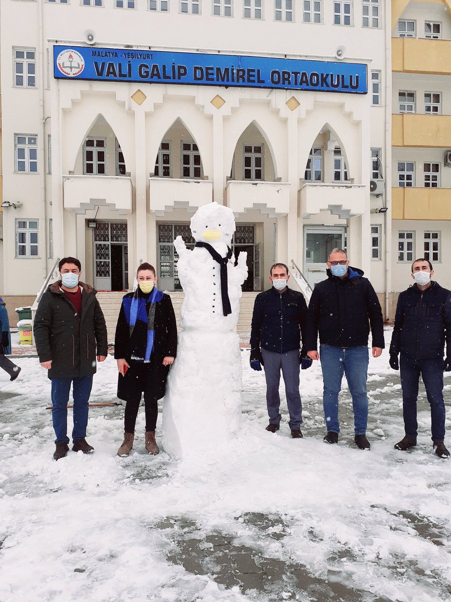 GalipVali's tweet photo. Kurs öğrencilerimiz ile, özlenen okul ortamında maske kurallarına uygun olarak (kardan adamımız dahil) karın tadını çıkarttık. @ziyaselcuk @MalatyaMem @KanbayBattal @yesilyurtmem44 @seykap1 https://t.co/r9rqSzJiCO