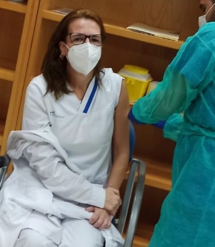 HTmedica's tweet photo. Seguimos avanzando en el plan de vacunación #COVID19 
Turno para profesional asistencial y médico de los centros @HTmedica  de #radiología de Córdoba, Jerez y Algeciras. 
Gracias a @HSJDCordoba y @HcrCordoba @c_losalamos por excelente coordinación
#YoMeVacuno 
#HTQuédateTranquilo https://t.co/BsEfFOTx1W