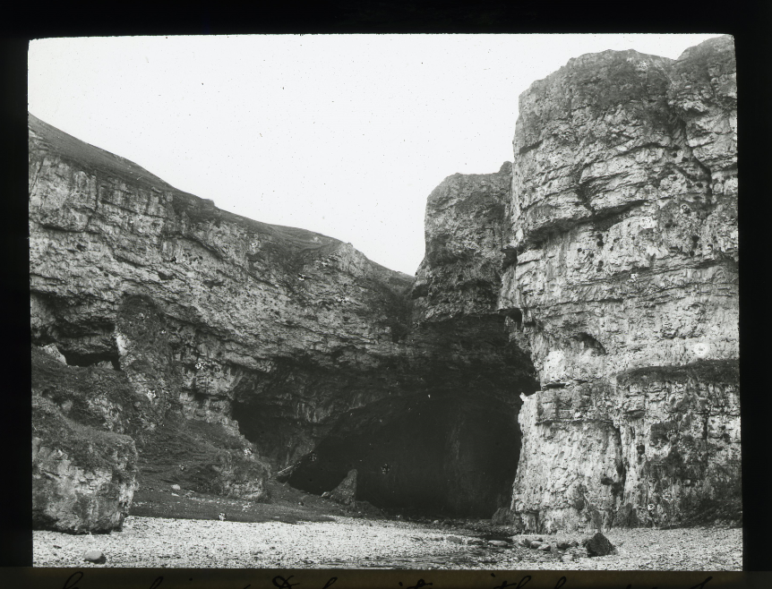 lapworthmuseum's tweet photo. A tough challenge for everyone this #FieldPhotoFriday! Can anyone recognise this famous remote Scottish cave?
#Geosite #MagicLanternSlide #Scotland #Geology
HINT: The cave name is thought to originate from the Norse language. https://t.co/tGKndWslFK