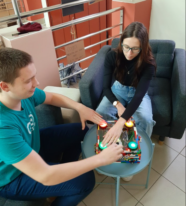 MakerFaireRome's tweet photo. Vecchi giochi interattivi acquistano nuova vita grazie all'estro creativo di un gruppo di #studenti del Liceo Vukovar, in #Croazia, e... ai mattoncini #Lego! 
Ecco #EMMA, uno dei progetti più divertenti e colorati di #MFR2020! https://t.co/Utfg5v3Gxw https://t.co/3I3R3azpZD