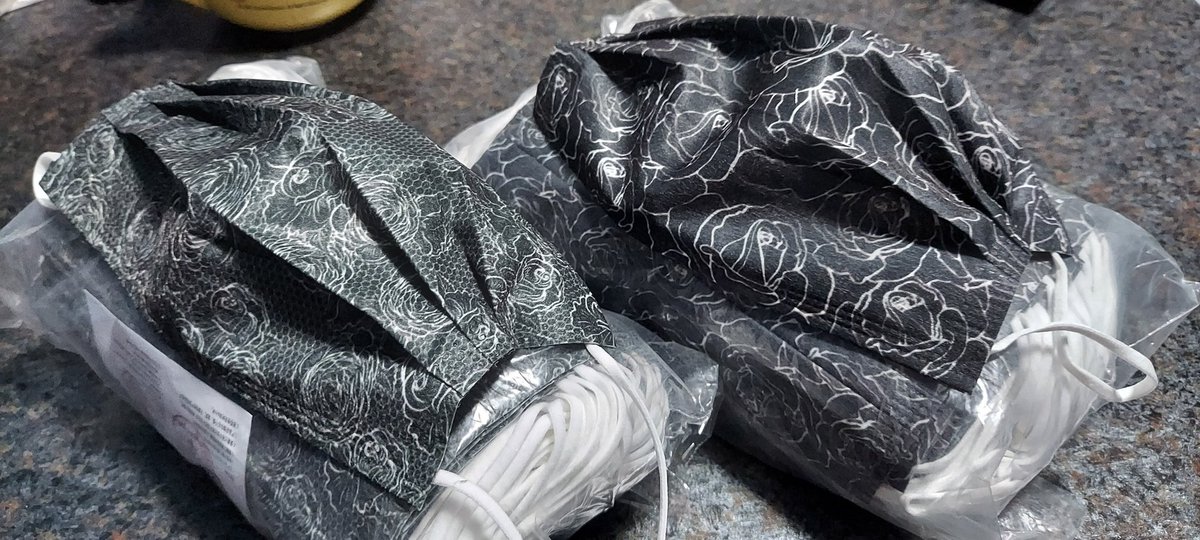 届いたぁ〜🏷
薔薇柄の不織布マスク😷
かっけ〜