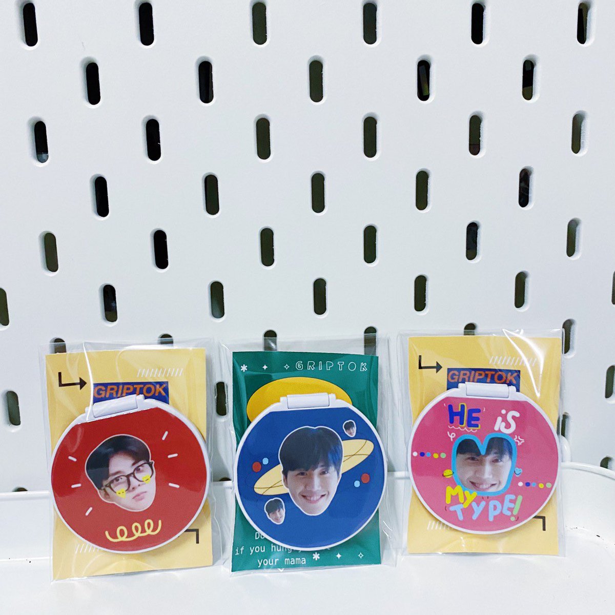 studio_pola's tweet photo. ꔛ 𓈒 * Custom griptok mirror🌈
กริ้ปต้อคแบบกระจก รับสั่งทำน้า
☀️ ชิ้นล่ะ 80 บาท
• ค่าส่ง EMS 60 REG 40 (เฉพาะแบบกระจก)
• ดึงได้ 2 สเต็ป ฐานมีสีขาวสีเดียว
#griptokpola #griptokth #ตลาดนัดอากาเซ #ตลาดนัดบังทัน #ตลาดนัดบพ #ตลาดนัดEXO #ตลาดนัดwayv #ตลาดนัดอซท #ตลาดนัดWOODZ https://t.co/hI18yxiPc2