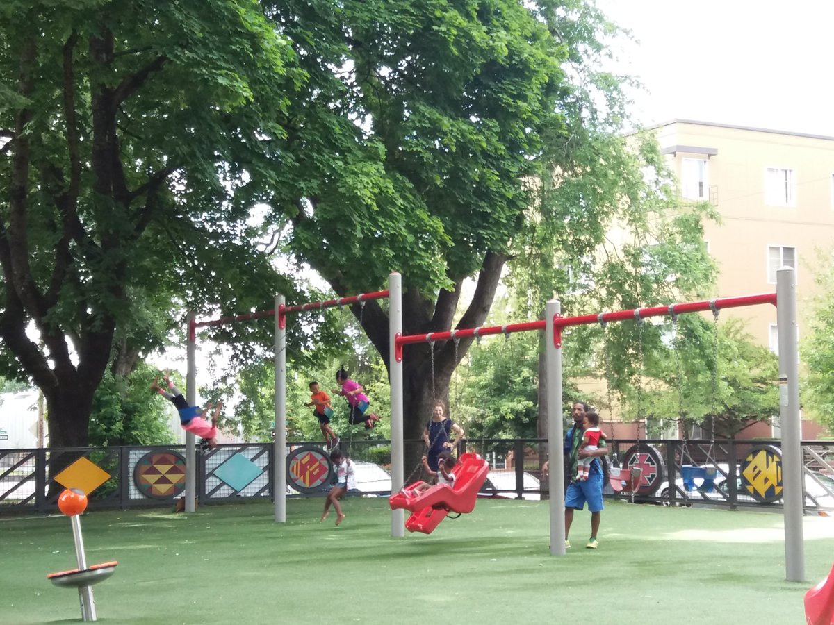 2/12:Municipalities are increasing green amenities directed toward children and families as an important part of sustainable and healthy cities.But their approach is increasingly reduced to universal prescriptions for health (focusing on equipment typology or access to amenities)