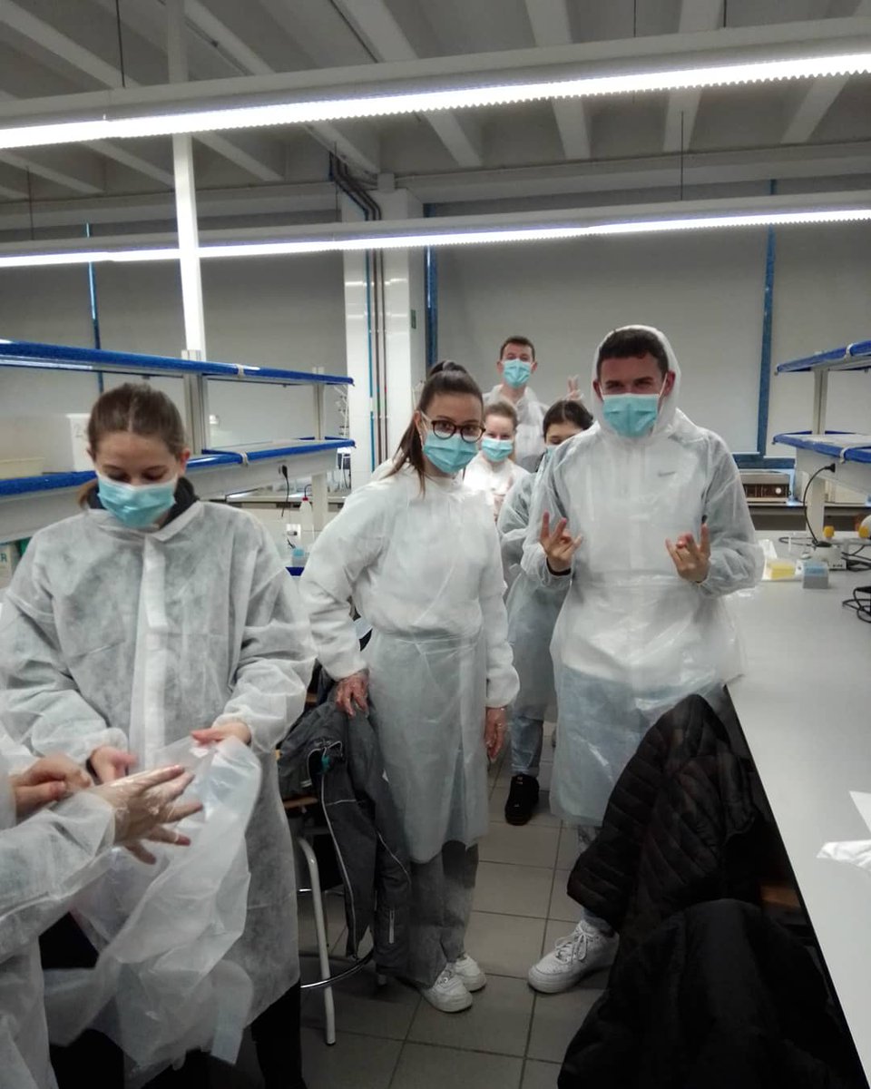 INSDolorsAleu's tweet image. Els i les alumnes de Biologia de Batxillerat van poder assistir a la Facultat de Biologia de la UB per tal de realitzar unes pràctiques de laboratori i entrar en contacte amb els materials i les aplicacions de la bioquímica en la nostra societat. #FemFuster