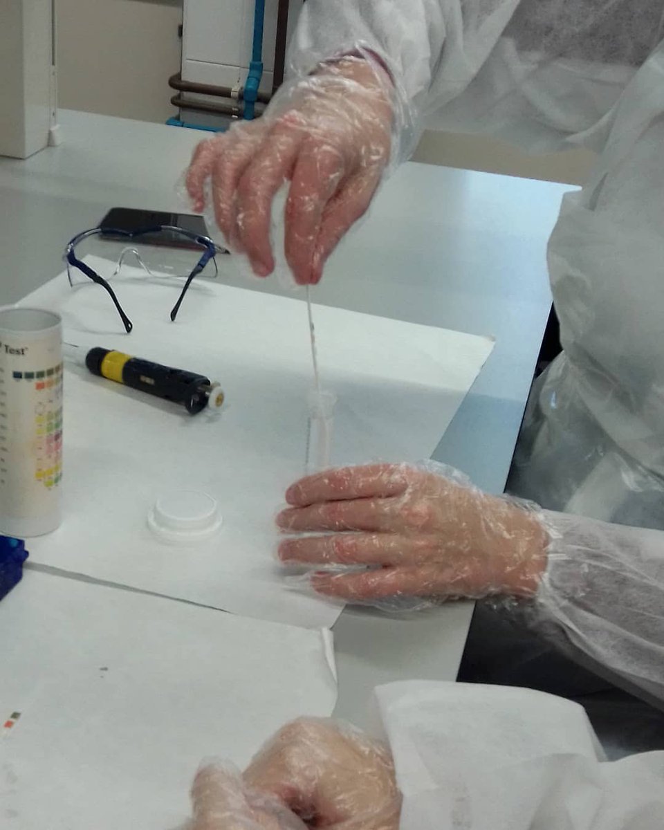 INSDolorsAleu's tweet image. Els i les alumnes de Biologia de Batxillerat van poder assistir a la Facultat de Biologia de la UB per tal de realitzar unes pràctiques de laboratori i entrar en contacte amb els materials i les aplicacions de la bioquímica en la nostra societat. #FemFuster