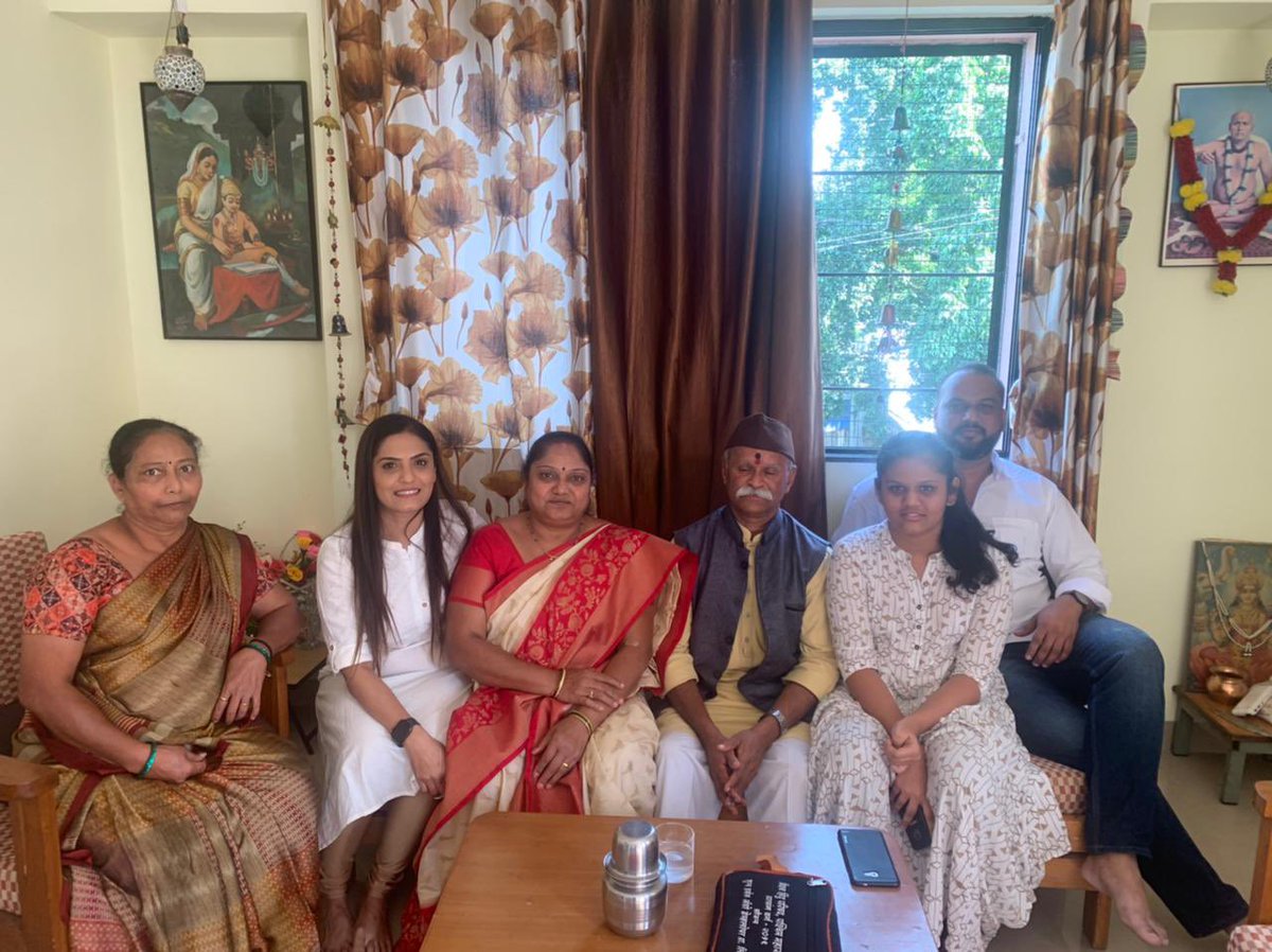 priyankams86's tweet photo. २६ जानेवारी रोजी विश्व हिंदू परिषदेचे सत्संग प्रमुख श्री दादा वेदकजी यांनी घरी भेट दिली. यावेळी माझी आई उपमहापौर सौ. @SShendge_ यांच्या हातचे खिचडीचे भोजन दादांनी आमच्या घरी केले. दादांचा पाहुणचार करायची आणि त्यांचा सत्संग अनुभवायची संधी आम्हाला मिळाली हे खरोखर भाग्यच! https://t.co/xT7fUk3kRn