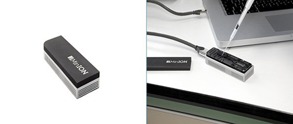 Biofab_'s tweet image. Esto de la imagen es minION, un secuenciador de ADN de bolsillo. Se conecta al ordenador por usb, le pones una muestra y, al cabo de un rato tienes un archivo con la secuencia de ADN de la muestra.

Pues es posible que dentro de muchos años tengas algo así tu PC.

🧵