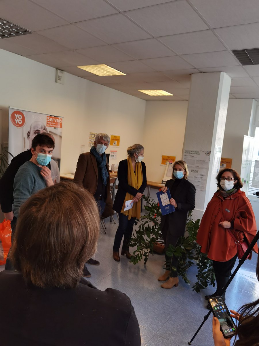 Ce matin <a href="/LeLayJuliette1/">Le Lay Juliette</a> et moi même avons eu le plaisir de recevoir <a href="/delphinebatho/">Delphine Batho</a> <a href="/hub_laferriere/">Hubert Julien-Laferrière</a> <a href="/EricBrac/">Eric Brac de la Perriere</a> #annebraibant  pour une présentation de l'action Yoyo sur le territoire lyonnais notamment le 9è arrondissement.