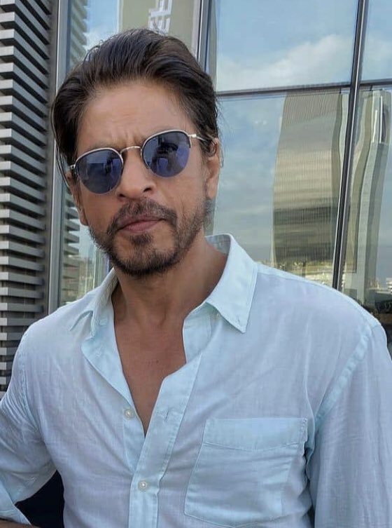 SRKUniverse's tweet photo. King Khan looks the best in long hair! RT if you love his long hair look 🔥 
#ShahRukhKhan https://t.co/ZYJw8nLJkB