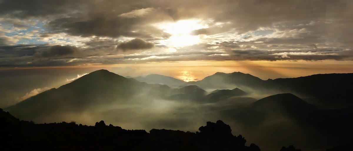 nexus_fare's tweet photo. A majestic sunrise over Haleakala Volcano in Maui Hawaii.

#travel #flights #metasearch #nexusfare #hawaii #beachtravel #vacations #landscapes #naturescapes #explore #adventure #beachdestinations https://t.co/gUVKzPzz7Y