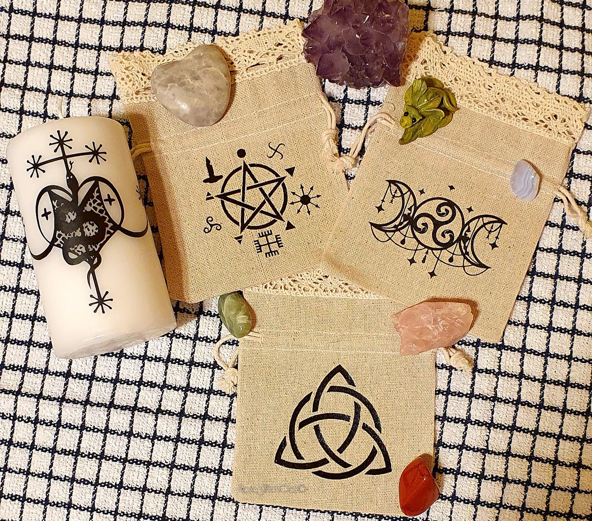 NanasWitchCraft's tweet photo. ☆●♡Productive morning so far🧙‍♀️
These delightful little natural trinket pouches (only one of each) and triple moon hoodie will be added to Nana's later today🖤

#QueenOf #witchydecor #triplemoon #witchyhoodie #trinketpouch #elevenseshour #MHHSBD https://t.co/bSkdudH3b6