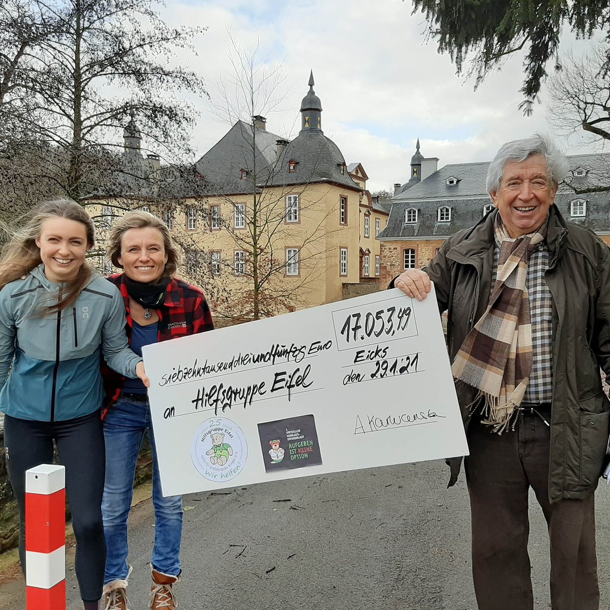 WOW 🤩 - Es sind 17.053,49 Euro beim Nikolaus-Spendenlauf zusammengekommen! Ganz großes Kompliment an Carmen &amp; Ihre Tochter Annika 😊  => bit.ly/3orYvKk

#hilfsgruppeeifel #laufen #run #marathon #familienhaus #bonn #projekt #Förderkreis #laufenmachtglücklich