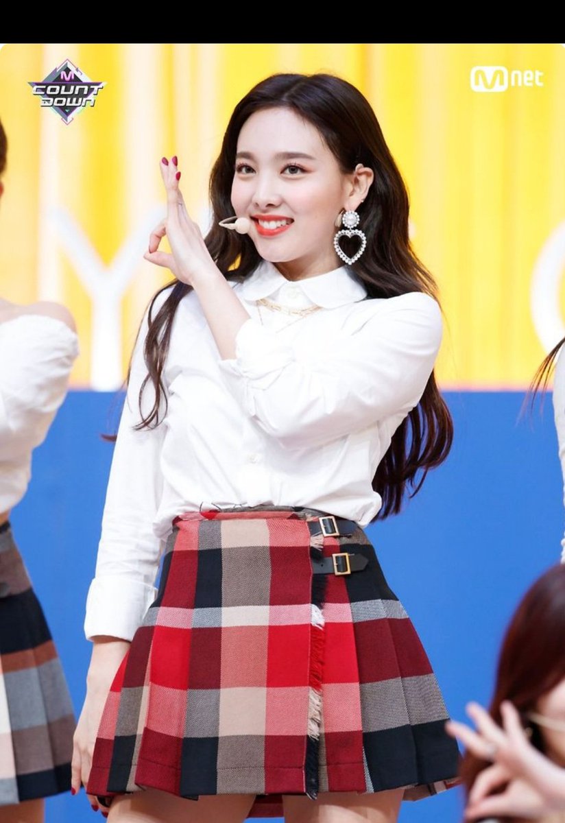 otaku_olivia's tweet photo. #ProtectNayeon  🙏🏻🙏🏻❤🧡 https://t.co/0G6z1g3Zbd