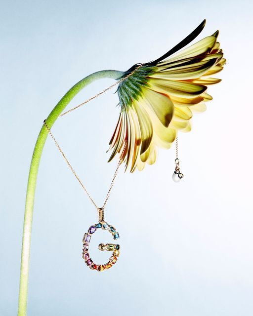 dolcegabbanajp's tweet photo. 幸せと喜びを象徴するガーベラ(Gerbera)の "G"
すべての文字が揃う、カラフルなプレシャスストーンが施されたアルファベット コレクションのネックレスとリング。
アルファベット コレクションをチェックして https://t.co/K3BBikGbBU
#DolceGabbana #DGAlphabetCollection https://t.co/dhl7KbxYhF
