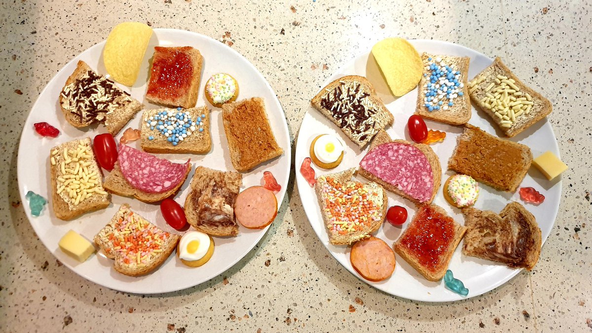 Empie_17's tweet photo. Het is vrijdag. Dat betekent een feestelijke lunch. 🥳 https://t.co/lb5XZTRike
