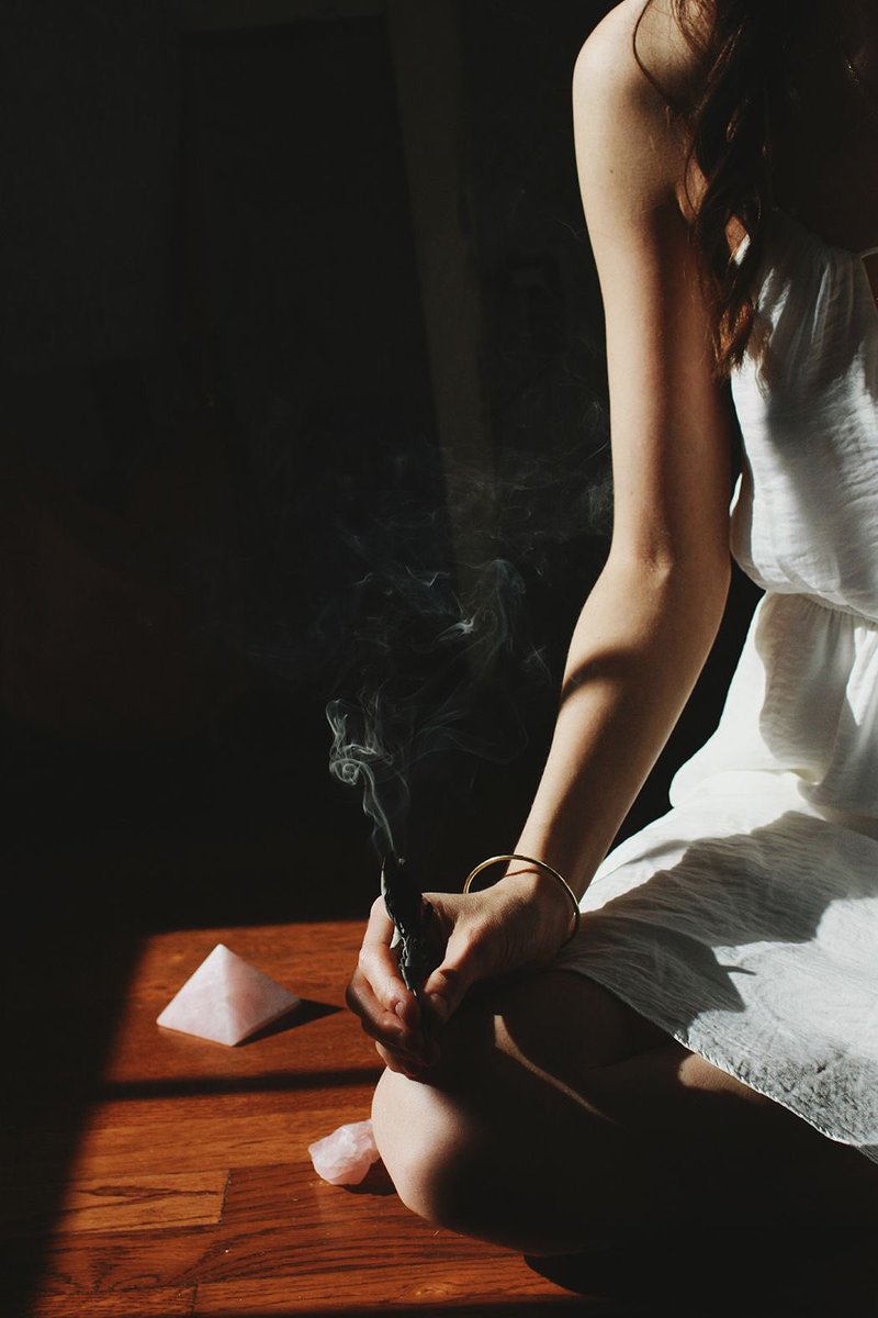 Амнаас эвгүй үнэр үнэртэнэ гээд өдөр бүр шүдээ угаадаг шиг толгой атаа хорсол, стресс, уур хилэнгээр дүүрнэ гээд өдөр бүр сайхан зүйл бодож, инээмсэглэж байгаарай
....🤔🤔🎸🎸 
✅✅❤️❤️🥰🥰