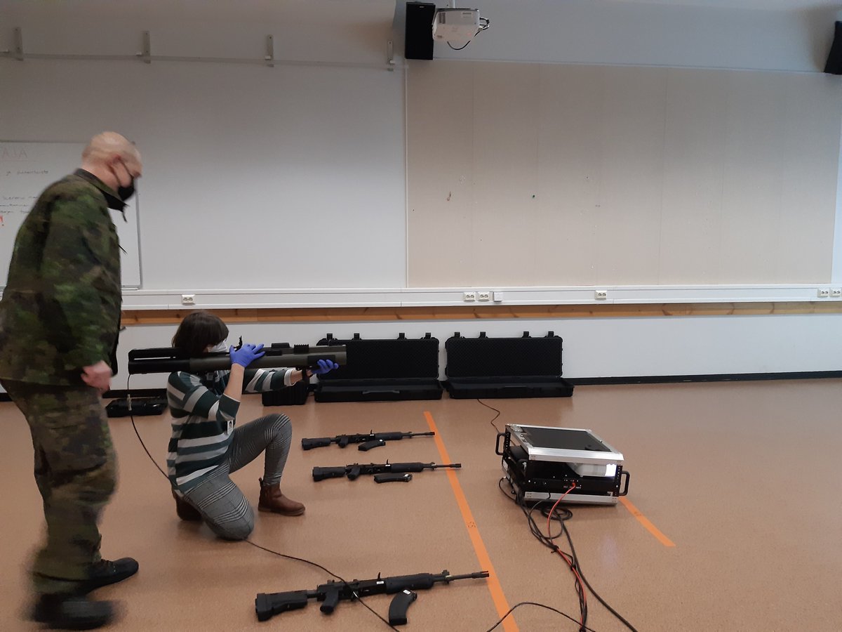 MaasotaK's tweet photo. Ylen toimittaja Sirkka Haverinen kokeili ampua singolla Maasotakoulun sisäampumasimulaattorilla. Kuuntele linkin takaa, miltä se kuulosti (radiolähetyksen tallenne ja nettiartikkeli). #maask #koulutus #koulutus2020 #simulaattorit #maavoimat #tulevaisuudenrakentaja #lappeenranta https://t.co/7qllc40yJc