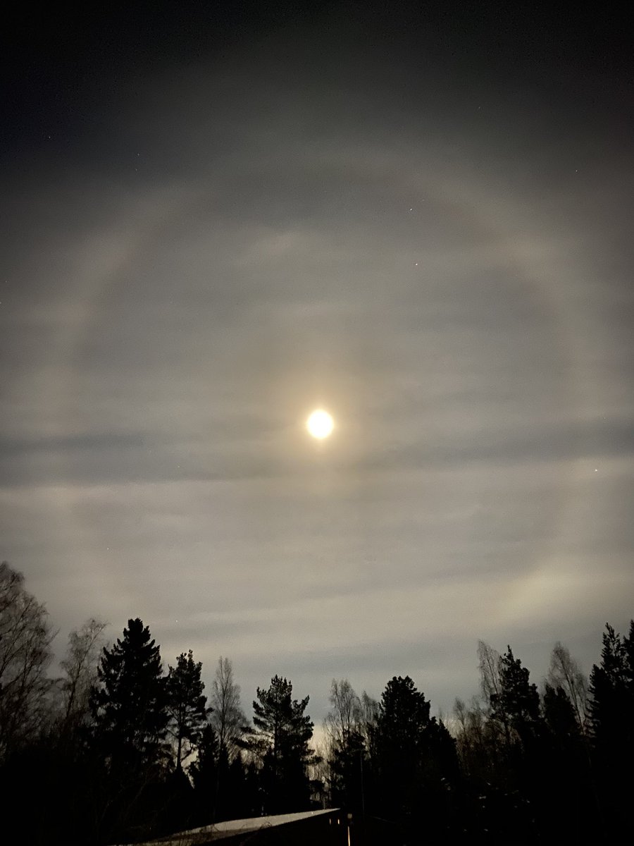 @arihuusela @VendeeGlobeENG @ImocaGS The same full moon here in the north, with a great halo effect. You will soon get here to enjoy the winter... the course is now already towards home! #welcome #fairwinds #vahvaamyötätuulta