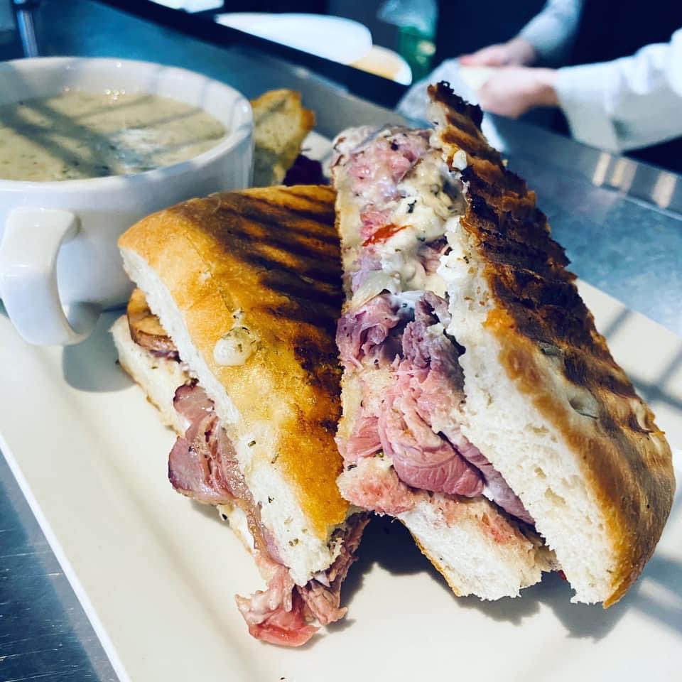 LUNCH 🥗 

Soup: creamy spinach &amp; chicken 
Melt: curry chicken &amp; pineapple
Pasta: salmon fettuccine w/ lemon &amp; dill cream sauce 

Dine in, take out &amp; delivery available 450-7911

#thepalate #lunch #fredericton #downtownfredericton #oromocto #newbrunswick