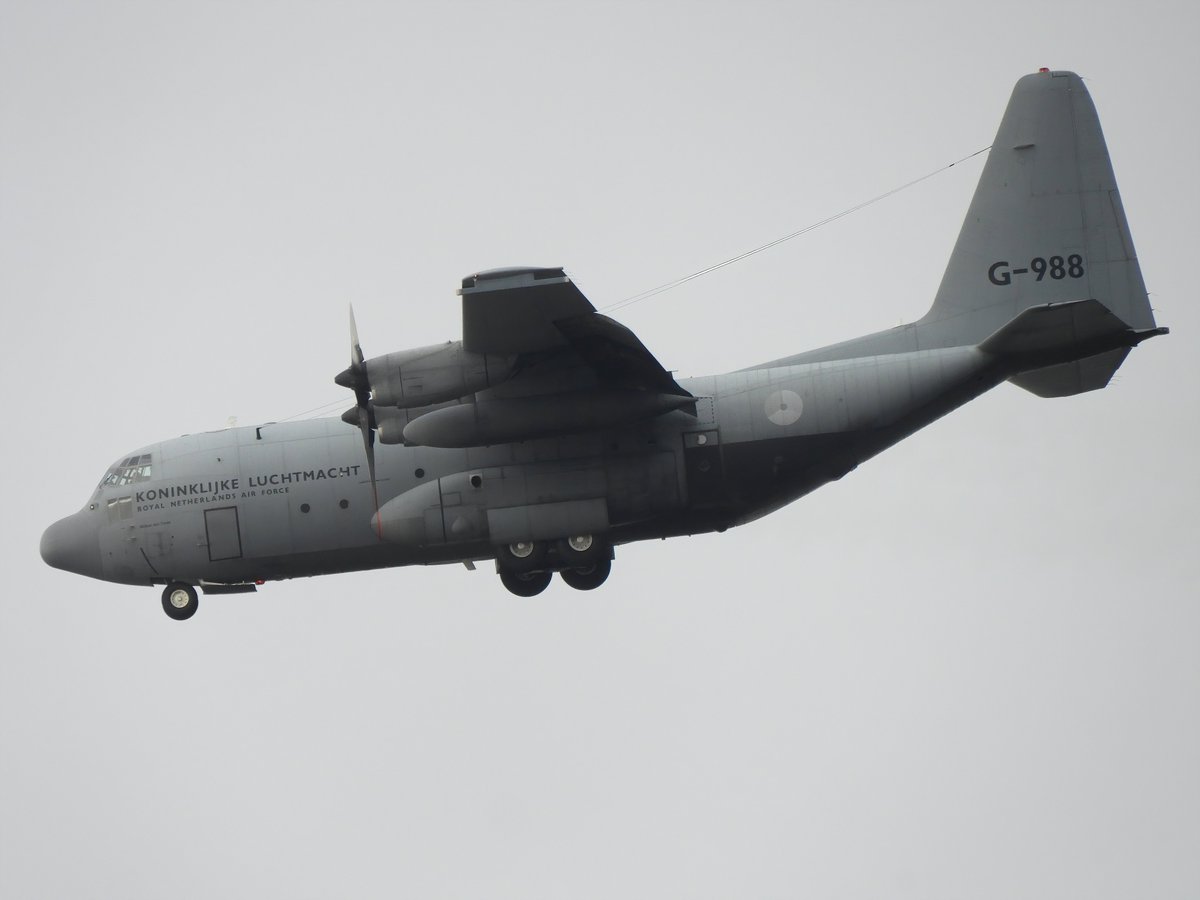 EHEH_Spotter's tweet photo. 🇳🇱Royal Netherlands Air Force Lockheed C-130H Hercules (G-988, #480C06) as Netherlands Air Force flight #ROGUE01 Steep Approach Runway21 

📷=''deploy landing gear edition''

#haveglass #avgeek #c130 #RNLAF https://t.co/fNlu05k4sw