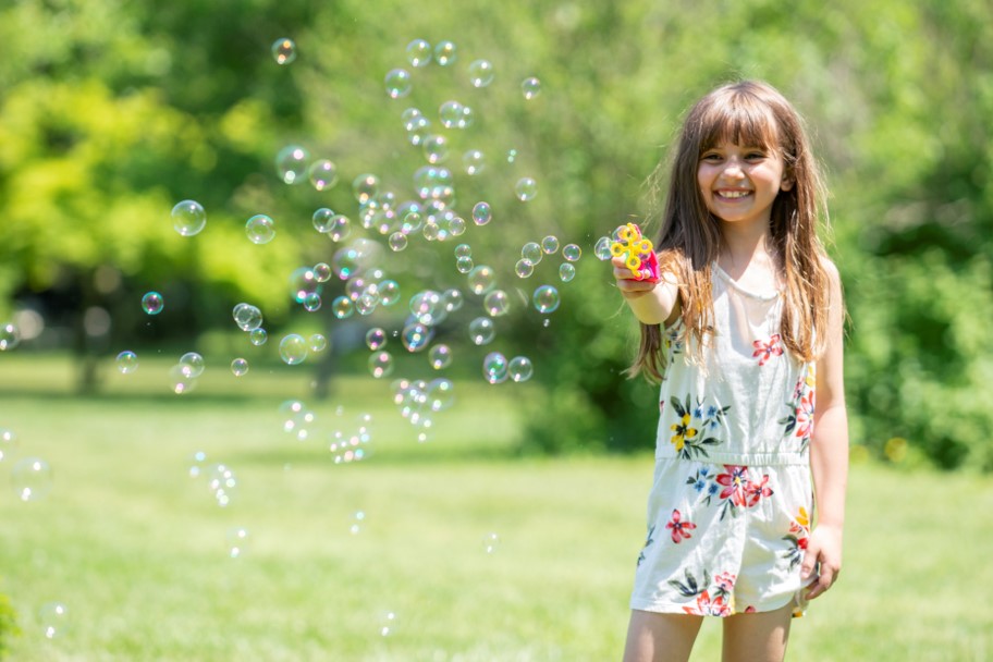little_kids_inc's tweet photo. Hooray it’s Friday! Let the weekend begin with bubbles and smiles!
#bubbles #fubbles #maketimetoplay https://t.co/W17e7C87HG
