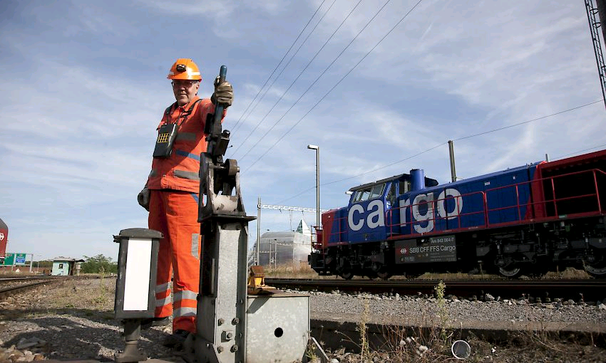 Sparmassnahmen SBB Cargo: Einigung mit GAV-Verlängerung sev-online.ch/de/aktuell/kon…