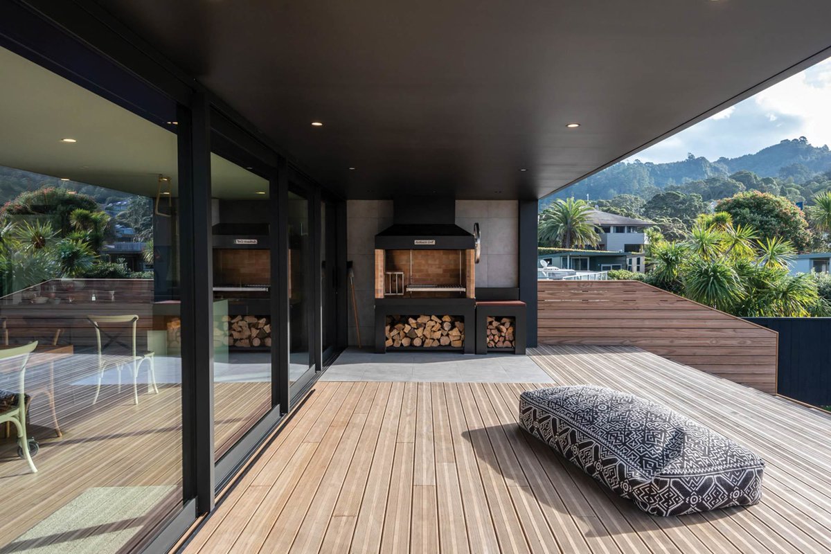 Located just a few surfboard-lengths from Waihi beach, this contemporary bach was built for a keen surfer who wanted a low-maintenance holiday base for his family - featuring Vulcan Rhombus Clip Screening and Vulcan Decking.

Architect: Chris Tate 

More > bit.ly/3t5rCXh