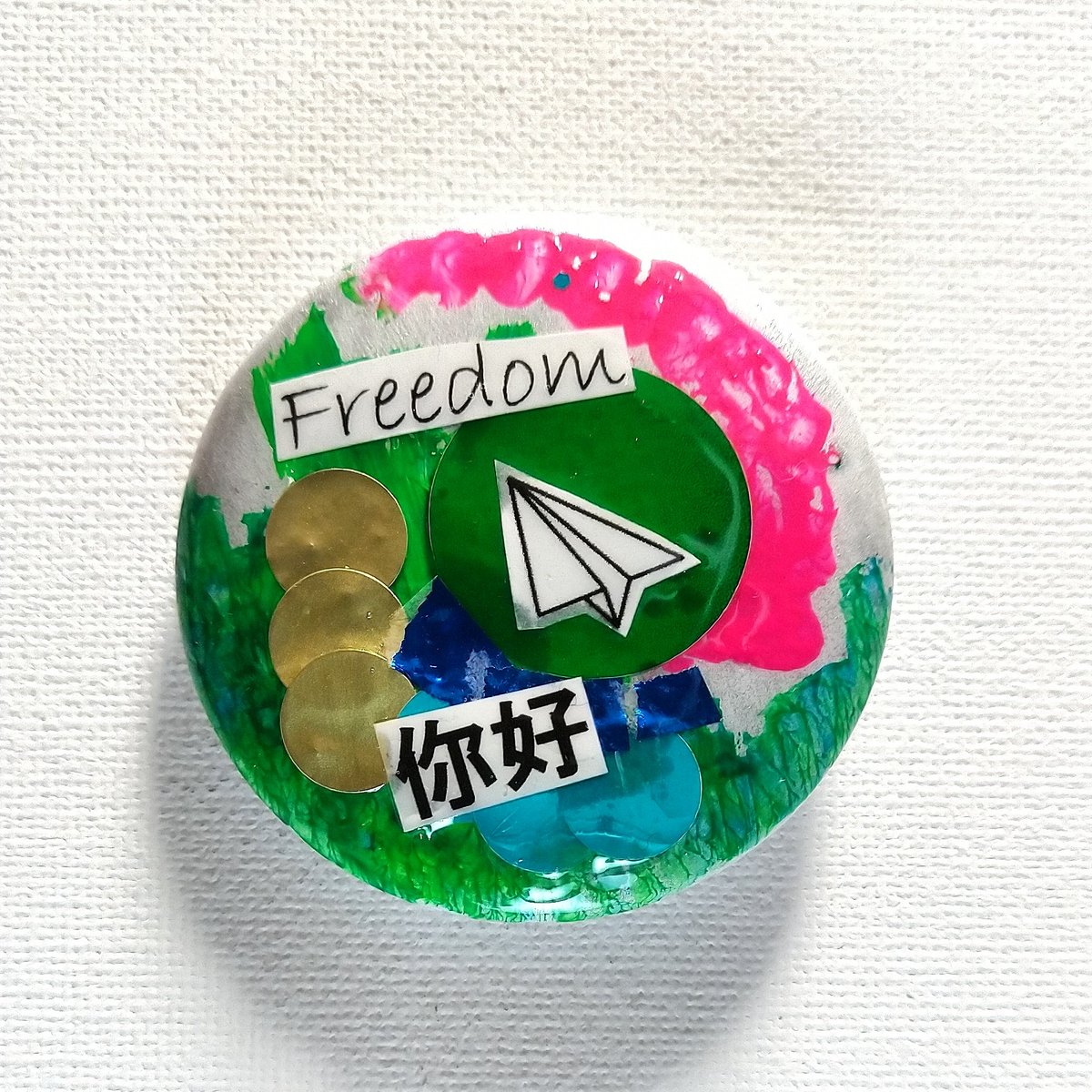 KillyMirror's tweet photo. ❰Freedom ニーハオ！❱
☞on sale☜

#art #collage  #badge #modernart #contenporaryart #greeting #freedom #paperplain #mixedmedia  #remake #painting #drawing
#アート #コラージュ  #リメイク #ドローイング
#紙飛行機 #ニーハオ #自由 #コンテンポラリーアート #ミクストメディア https://t.co/Ch0WcRQerx