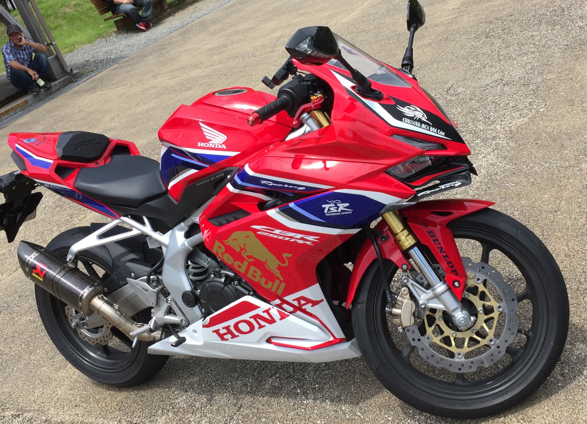 クゥ Cbr250rr インドネシア仕様のサイドカウルをメルカリで売ろうかなぁ 今付けてるサイドカウル合わせて3セットあるし場所取るから考えてしまう 売る物は塗装屋に依頼して塗装した物だから純正色に近いけど売れるかな T Co 5cjazd9fuo Twitter