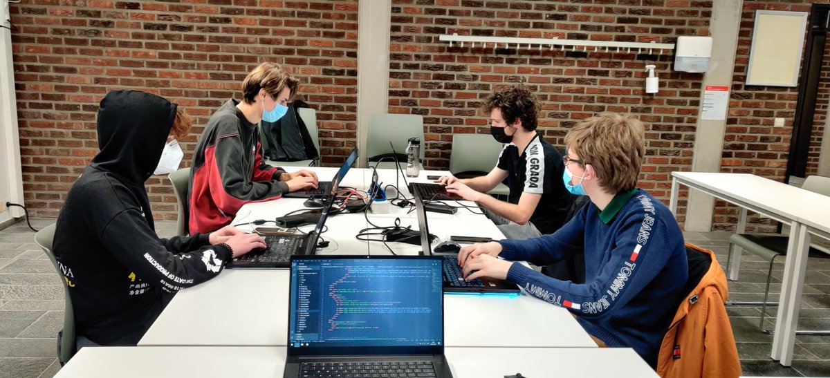 CapDesign2's tweet image. Het is zover! De website van moeder voor moeders begint vorm te krijgen. Op dit moment zitten we samen met iedereen van CapDesign om de website te bespreken en verder uit te werken. De workflow zit er goed in! 
#moedersvoormoeders #thomasmore #itfactory #orientationproject