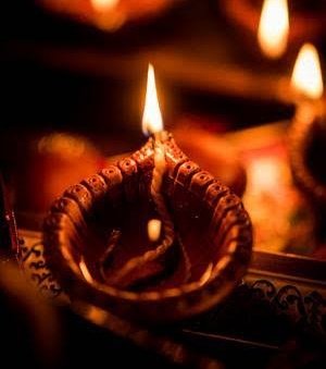 SagarAstrology's tweet photo. नाराज़ न होना कभी 
यह सोचकर,
कि काम मेरा और नाम 
किसी और का हो रहा है, 

यहाँ सदियों से जलते 
तो “घी और रूइ” है!
पर लोग कहते हैं कि 
“दीया” जल रहा है। 🙂
#हर__हर_महादेव 
#जय_श्रीराम 
@SagarAstrology https://t.co/4vevDeDFiM