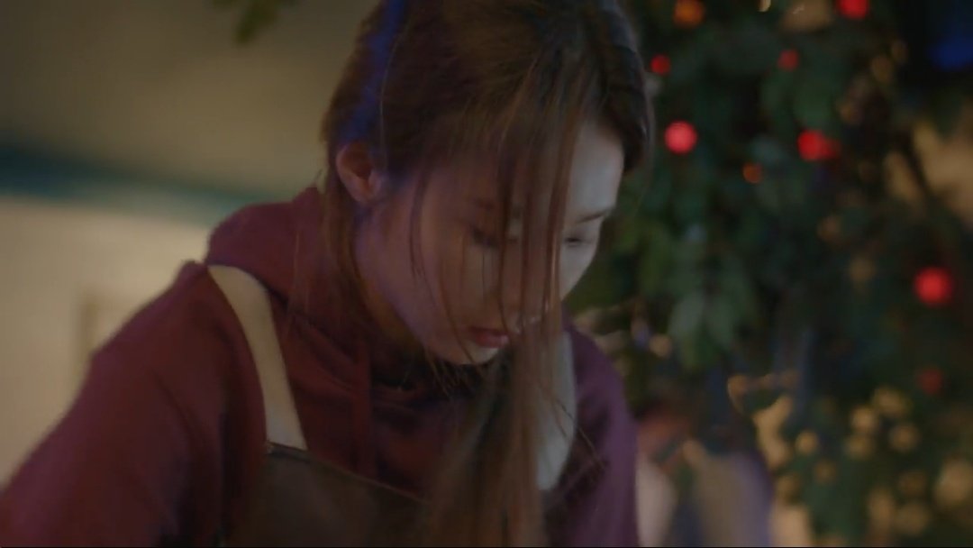 "I want to quit. I am about to die." One of those spoken word in her mind during her tough days. Her out of breathe must have reminded how her life has always been her working non-stop and how she has no one beside her but just herself - her past disclosure. #RunOnEP14  #RunOn