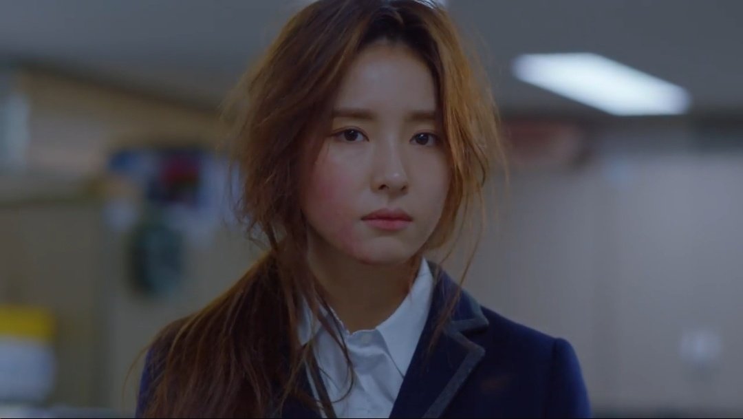 "I want to quit. I am about to die." One of those spoken word in her mind during her tough days. Her out of breathe must have reminded how her life has always been her working non-stop and how she has no one beside her but just herself - her past disclosure. #RunOnEP14  #RunOn