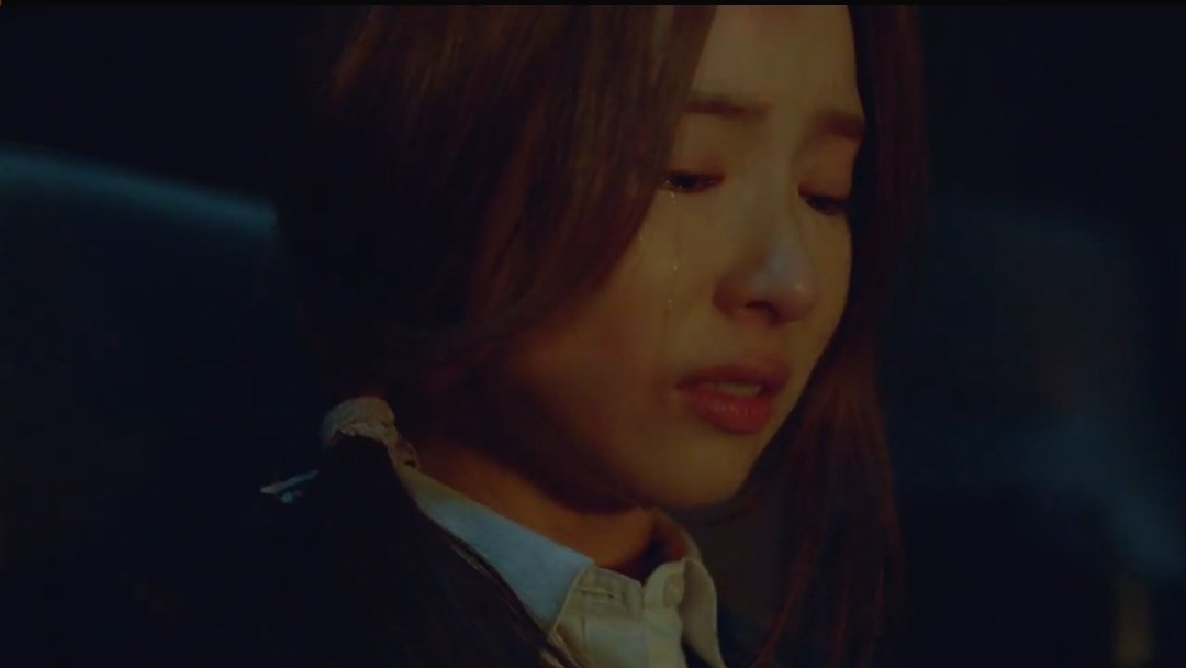 "I want to quit. I am about to die." One of those spoken word in her mind during her tough days. Her out of breathe must have reminded how her life has always been her working non-stop and how she has no one beside her but just herself - her past disclosure. #RunOnEP14  #RunOn