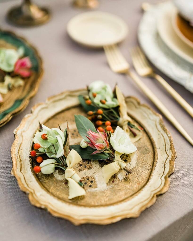 studiodefleurs1's tweet photo. Romantic details
To follow a coherent style, every element at your wedding should be carefully picked.

Planning @tuccoweddings 
Venue @marbellamountainresorts
Styling, flowers &amp; decoration @studiode_fleurs 
Photography @akudiva_photo 
Vídeo @jeremy_standley_weddings 
Make up @… https://t.co/61WAPPQaI6