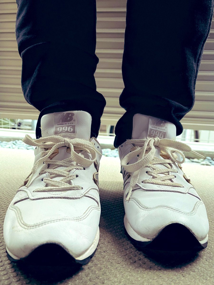 pakusako's tweet photo. 急に白履くと….
ちょっと違う感じするな。
でもたまにはいいかな996レザー。

意外に夜寒くありません(//∇//)
少し羽織りました…
最後はおまけ…やはり出来がよすぎる。

#ニューバランス
#newbalance 
#M996 WW
#ML996 DK
#スナッグパック
#snugpak
#ノースフェイス
#thenorthface
#MHL https://t.co/8j04inCUKa