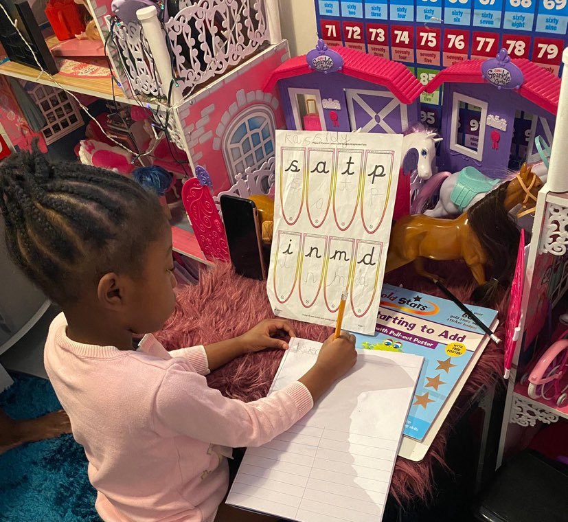 HouseCharlton's tweet photo. Children in year R and 1 have been accessing their lessons live with their teacher, with the use of concrete objects, mini whiteboards and sound mats to aid and enhance their learning. #LoveOneAnother #CreativeLearning #AlwaysTogether https://t.co/LejKvN5011