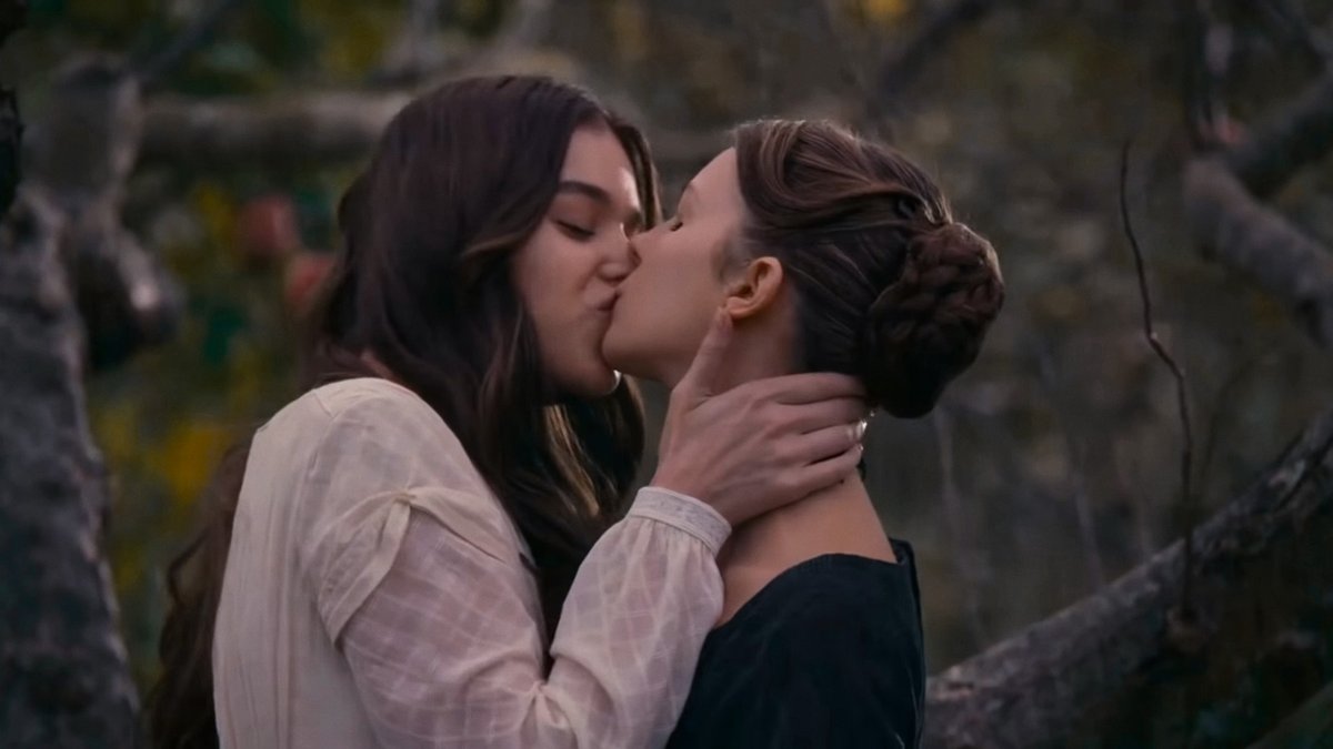 Lesbian li. Хейли Стайнфелд Дикинсон поцелуй.