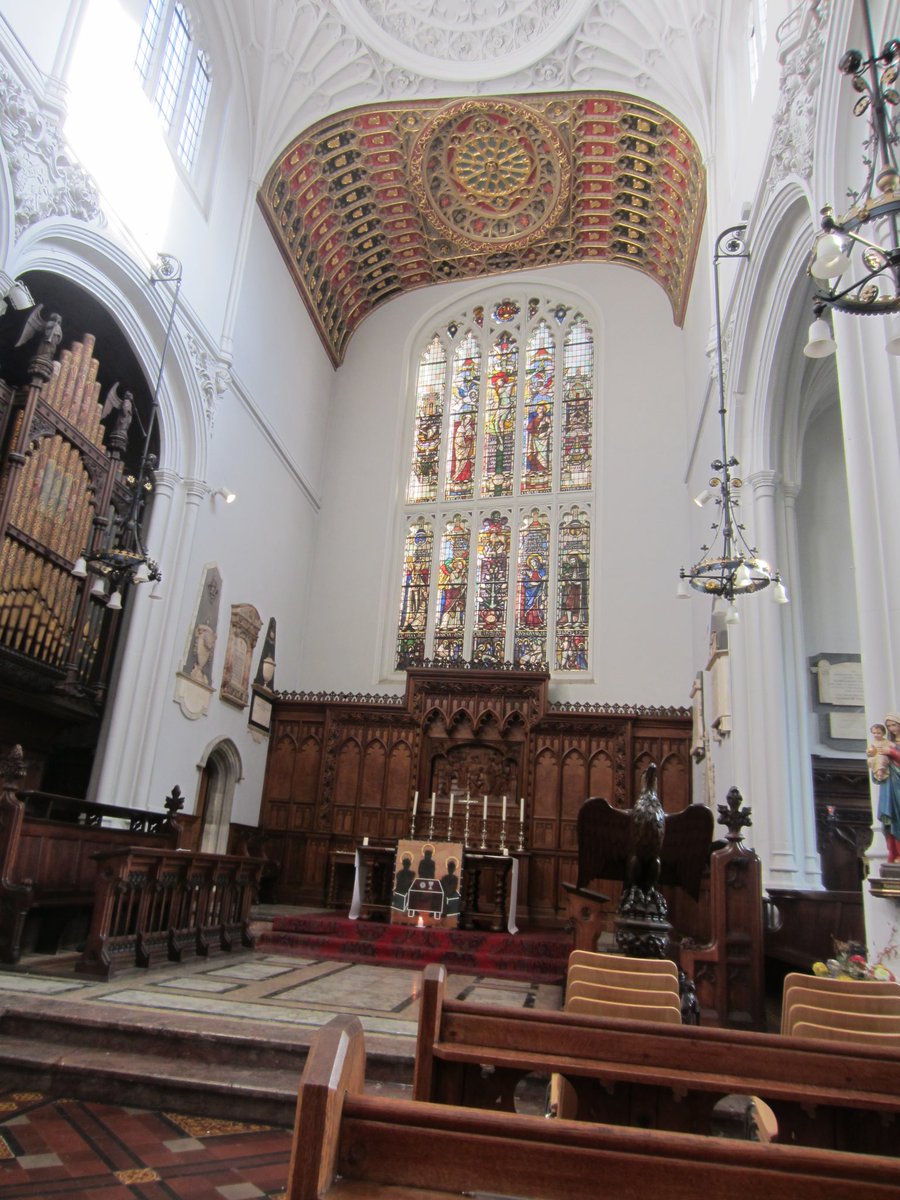 Pevsner says Wren ‘had fun’ playing with the gothic forms of the glorious gilded barrel vault above the altar. The weird-looking perspective reflects the odd shape of the building as Wren shoe-horned his church into the site of the pre-fire church...