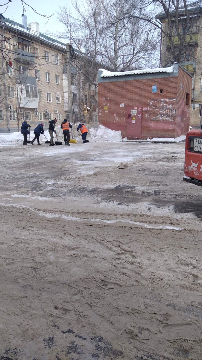 Осторожно, гололёд! Максимально обезопасить жителей города  - одна из главных задач управляющей компании. Приводятся в порядок дорожки, тротуары, пешеходные зоны.
