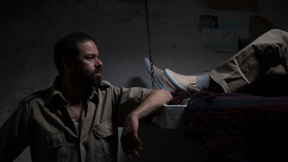 -Oye Sebas ¿En esta prisión podemos ver  #Menéndez: El día del Señor?
-No Menéndez. Aquí no hay #Netflix 
<a href="/hector/">Héctor Martín</a>.illanes @juli_fabregas