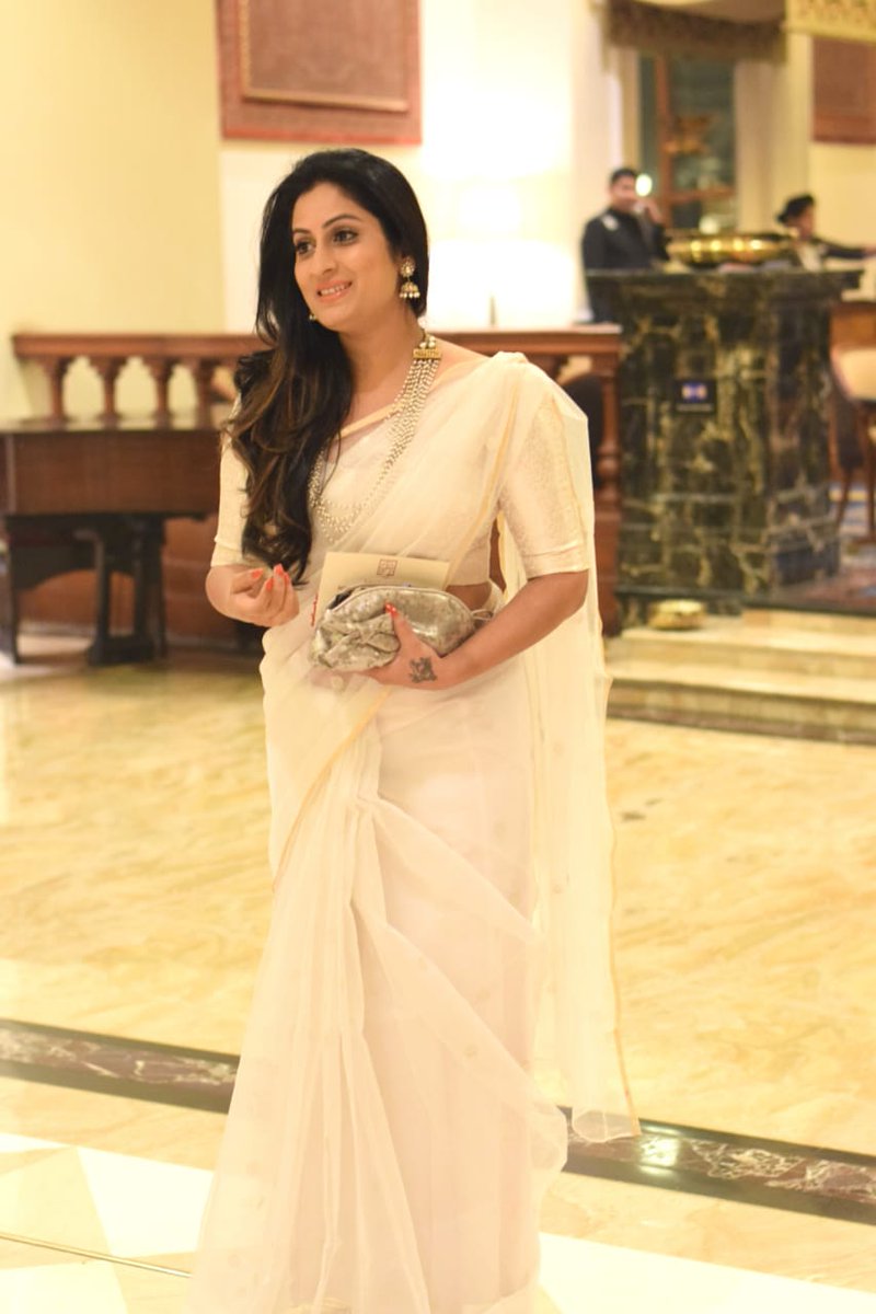 RoopaIyerr's tweet photo. Reigning my love for the timeless classic!
@gautamsrivatsa
#simpleIsStylish #classic #VisionInWhite #sareeloveRed https://t.co/K4E05QLrwB