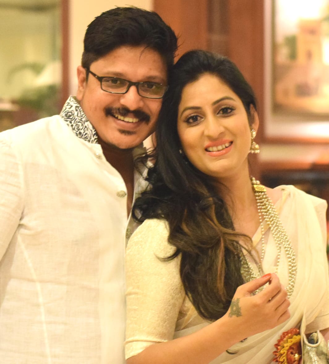 RoopaIyerr's tweet photo. Reigning my love for the timeless classic!
@gautamsrivatsa
#simpleIsStylish #classic #VisionInWhite #sareeloveRed https://t.co/K4E05QLrwB