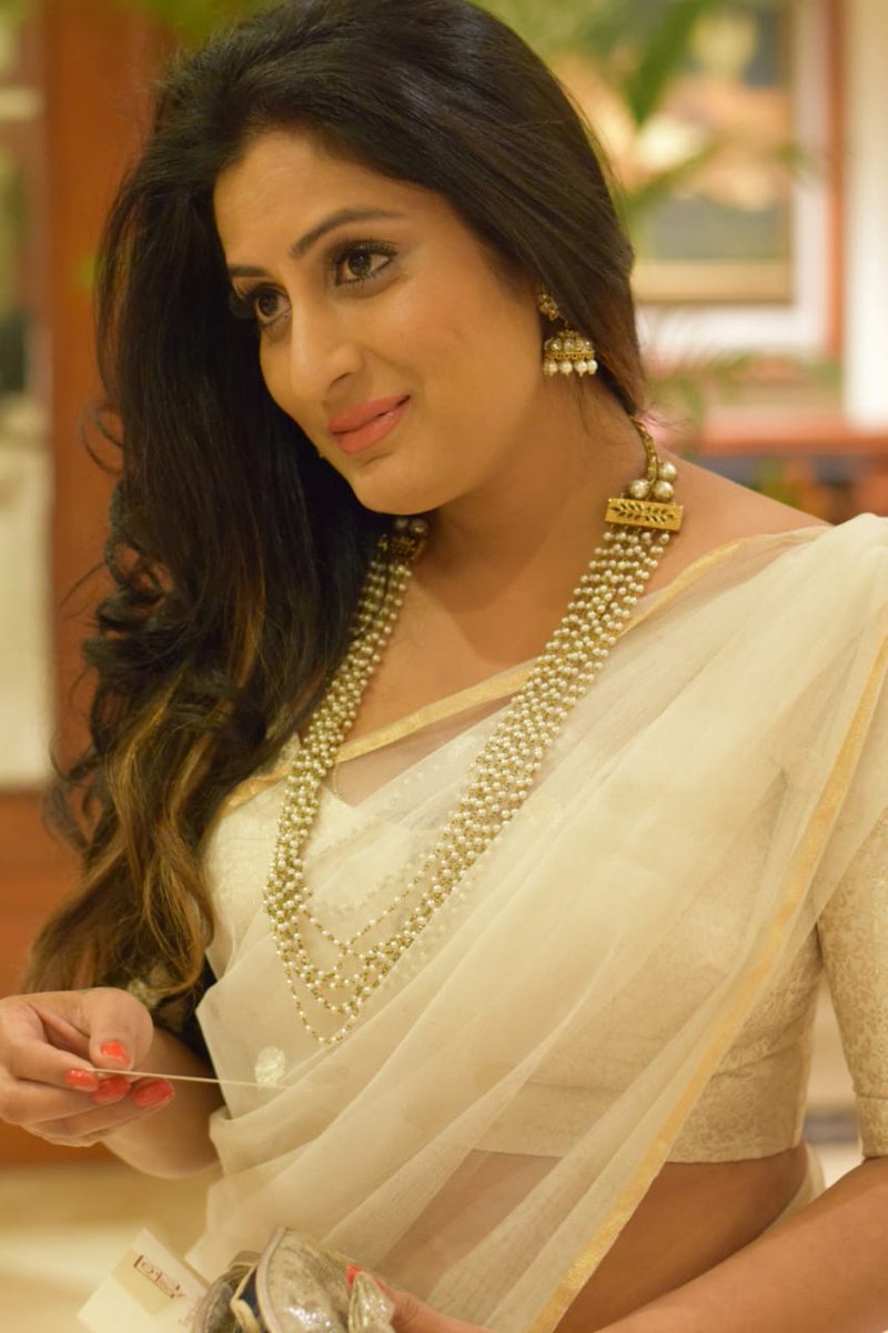 RoopaIyerr's tweet photo. Reigning my love for the timeless classic!
@gautamsrivatsa
#simpleIsStylish #classic #VisionInWhite #sareeloveRed https://t.co/K4E05QLrwB