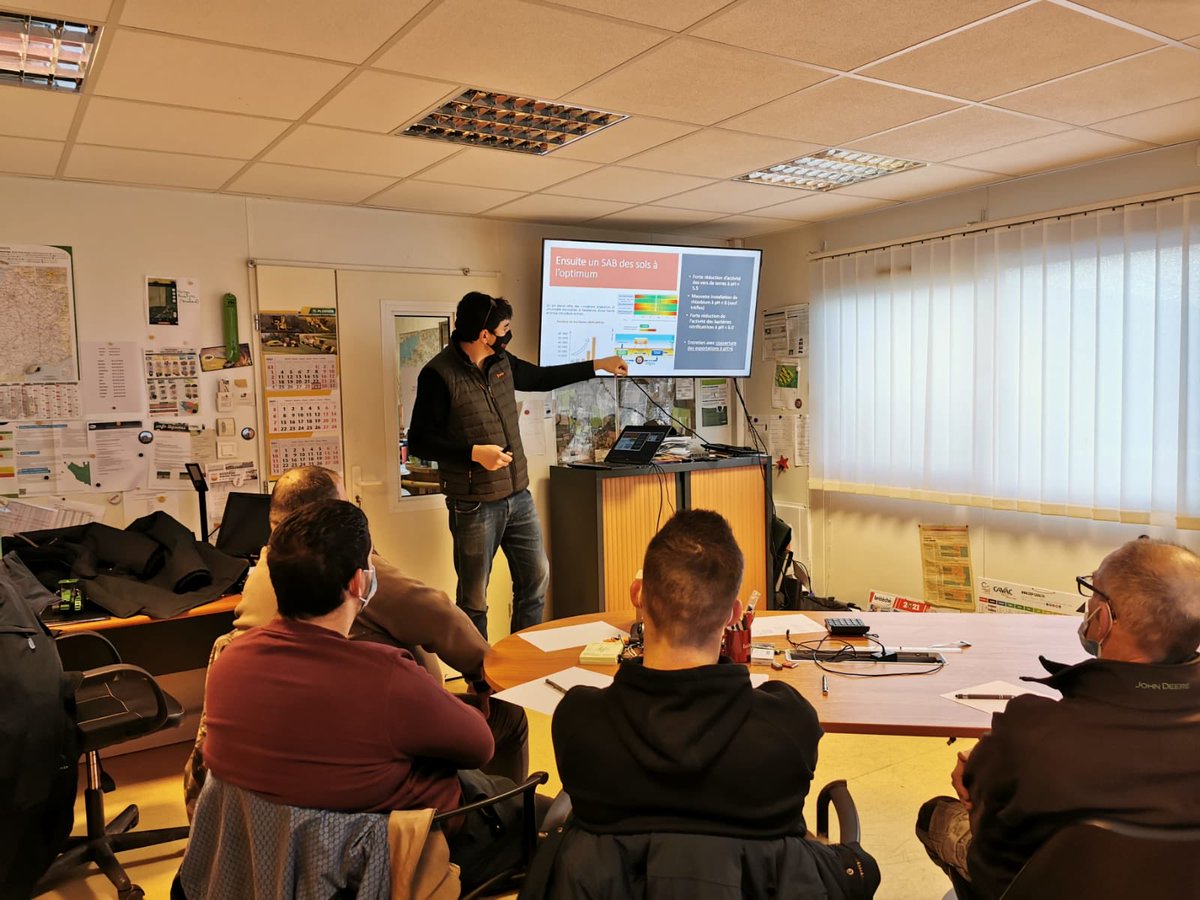 MoinardAntoine's tweet photo. Formation des équipes Bridonneau et Bonnin en commun avec ⁦⁦@OUESTAGRI⁩ ⁦@JohnDeere⁩. On parle agronomie, agriculture de precision ⁦@beApi_Coop⁩ BY ⁦@CAVAC_⁩ https://t.co/uzOSp3beXZ