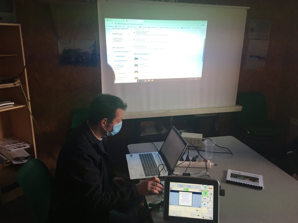 MoinardAntoine's tweet photo. Formation des équipes Bridonneau et Bonnin en commun avec ⁦⁦@OUESTAGRI⁩ ⁦@JohnDeere⁩. On parle agronomie, agriculture de precision ⁦@beApi_Coop⁩ BY ⁦@CAVAC_⁩ https://t.co/uzOSp3beXZ