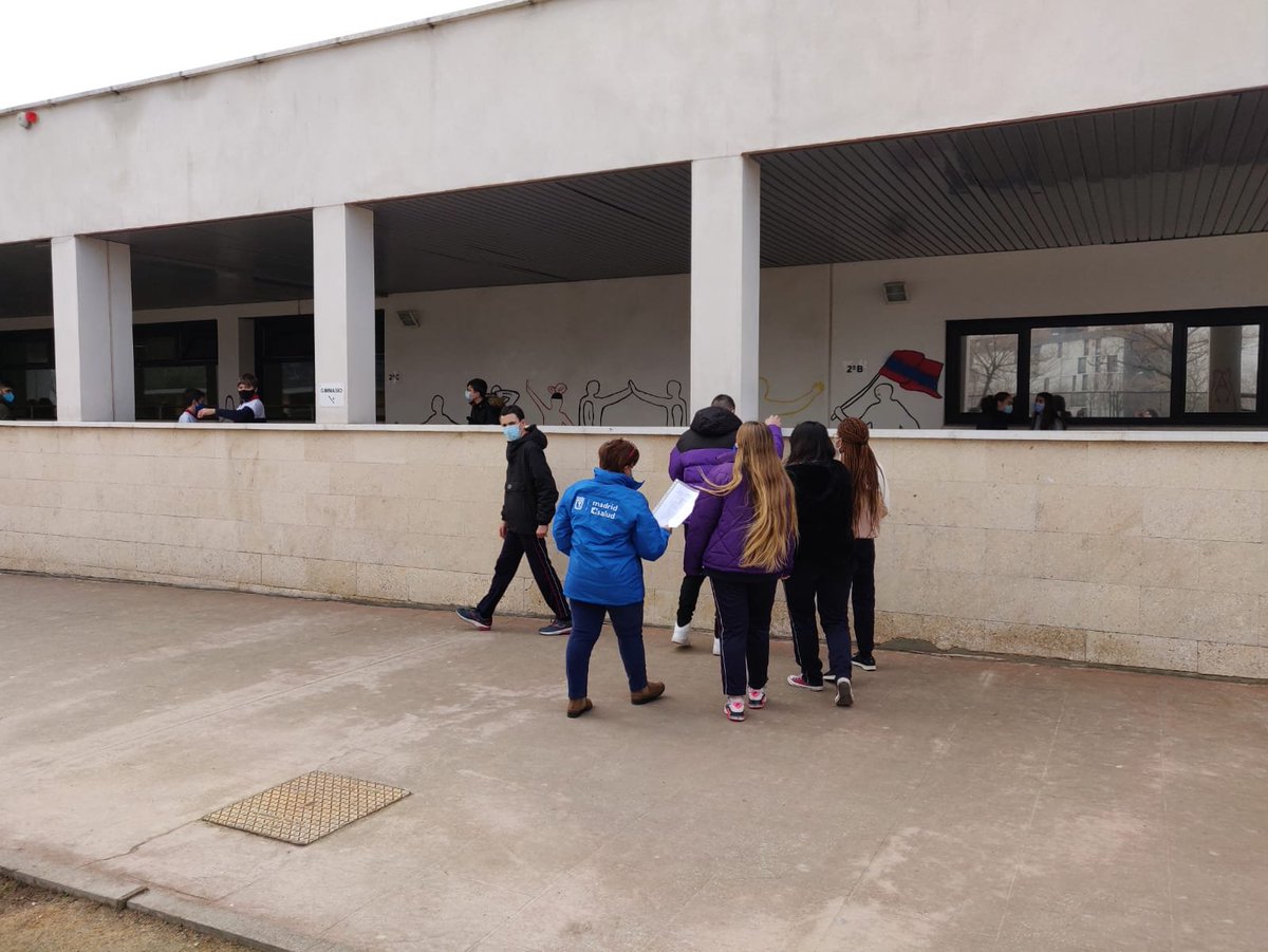 MadridJuventud's tweet photo. Esta mañana la #OIJzona7 ha estado en la actividad del #PuntoE en el Colegio Gaudem de Barajas.
La actividad ha sido “DESCONTAMINA TU COMUNIDAD” para fomentar el cuidado del #MedioAmbiente
#InformaciónJuvenil @ColegioGaudem @madridsalud @barajascomunitario @eianaorantes https://t.co/fVaN7fHjRg