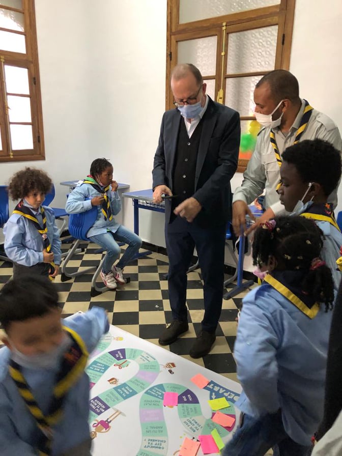UNICEFMaroc's tweet photo. Les enfants soutenus par #HijraWaHimaya &amp; appui @UNICEFMaroc et @UE_au_Maroc font le serment des #Scouts pour un monde meilleur. Visite @TedChaiban aux activités de vacances conjointes #Scouts #FOO #APISF à la maison des jeunes Kasbah de Tanger #MJCS.   #UprootedCampaign https://t.co/hrcKMYSL43