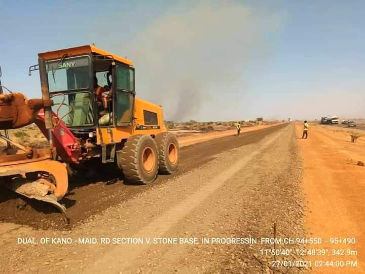 BMB1_Official's tweet photo. PROGRESS REPORT
#PMBISWORKING : Work progressing steadily on Damaturu-Maiduguri road project. Crush stone base is been laid on the Jakana-Auno-Maiduguri stretch of the project. https://t.co/bXu4jL0Ghq