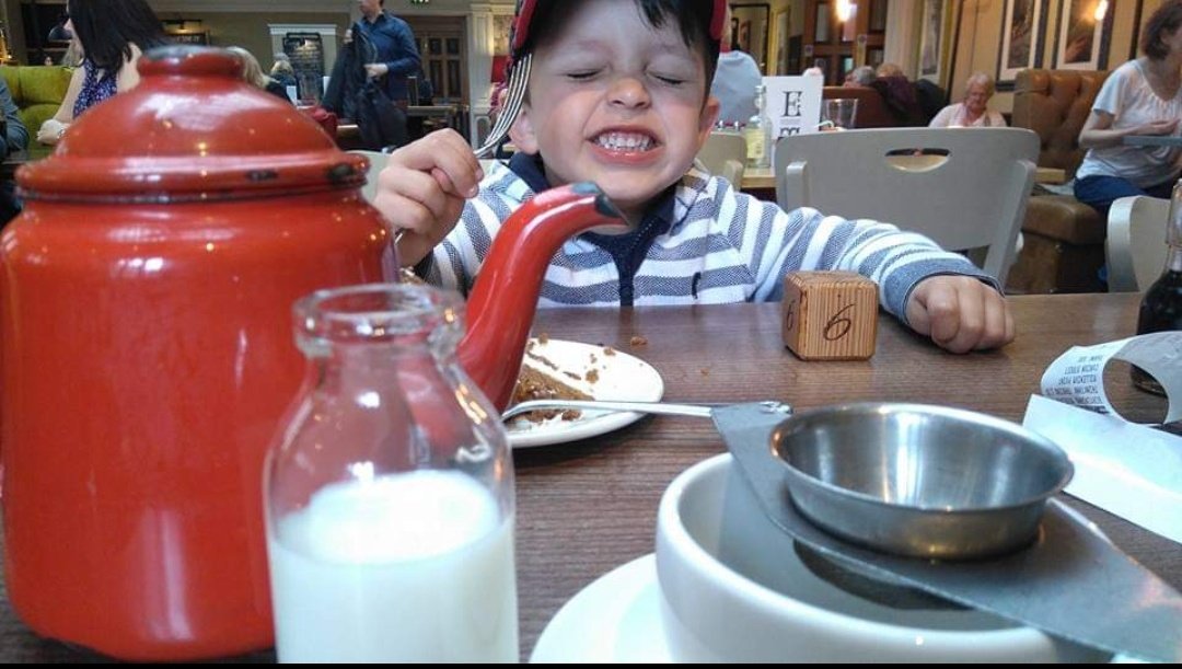 @i_lynmckay42 <a href="/HopkinsBRFC/">❤️A page to make you smile again ❤️</a> Definitely this is my favourite Tea room in Birmingham <a href="/ETRBirmingham/">Edwardian Tearooms</a> that serves the best Carrott Cake, Kyle loves it as well 🤣